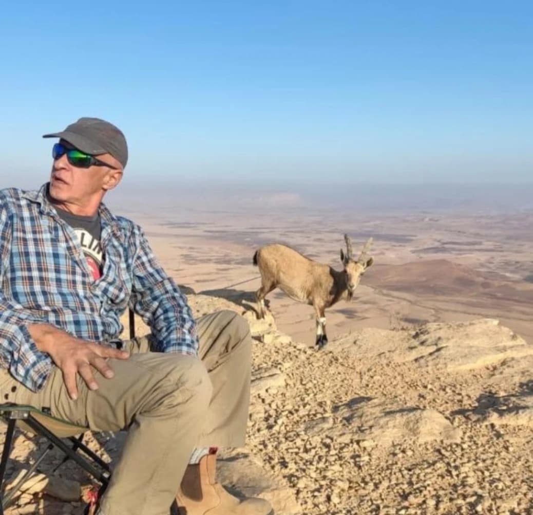 אשר צור יושב בתצפית בטבע לצד יעל